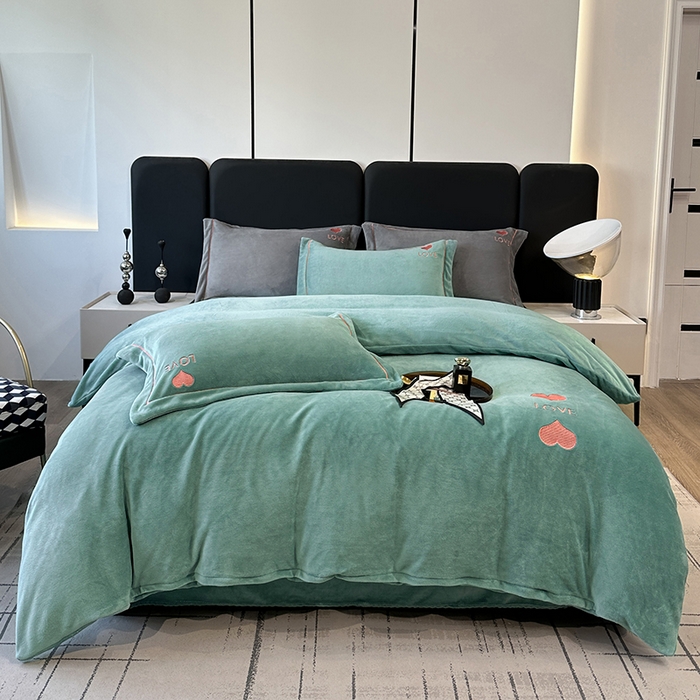 91家纺网 家纺一手货源 找家纺 宇彬家纺 2025新款母婴级牛奶绒婴儿绒刺绣四件套 爱心-炫彩绿