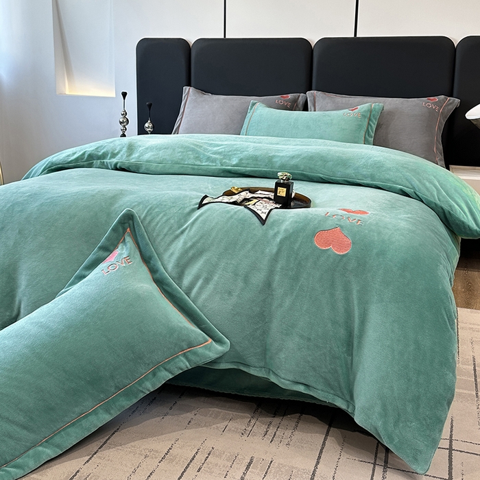 91家纺网 家纺一手货源 找家纺 宇彬家纺 2025新款母婴级牛奶绒婴儿绒刺绣四件套 爱心-炫彩绿