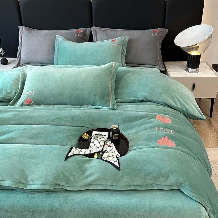 91家纺网 家纺一手货源 找家纺 宇彬家纺 2025新款母婴级牛奶绒婴儿绒刺绣四件套 爱心-炫彩绿