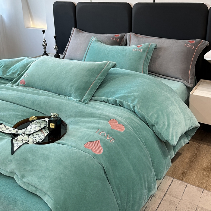 91家纺网 家纺一手货源 找家纺 宇彬家纺 2025新款母婴级牛奶绒婴儿绒刺绣四件套 爱心-炫彩绿