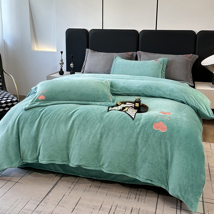 91家纺网 家纺一手货源 找家纺 宇彬家纺 2025新款母婴级牛奶绒婴儿绒刺绣四件套 爱心-炫彩绿