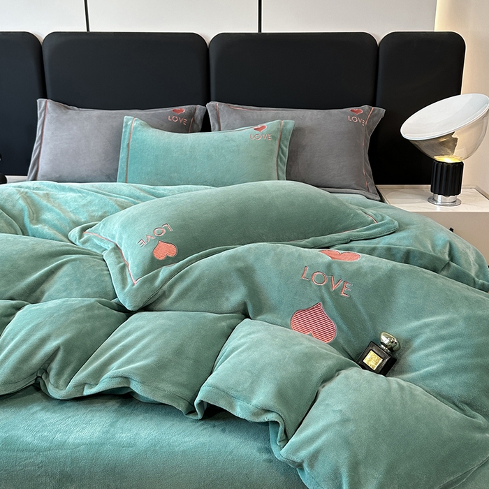 91家纺网 家纺一手货源 找家纺 宇彬家纺 2025新款母婴级牛奶绒婴儿绒刺绣四件套 爱心-炫彩绿