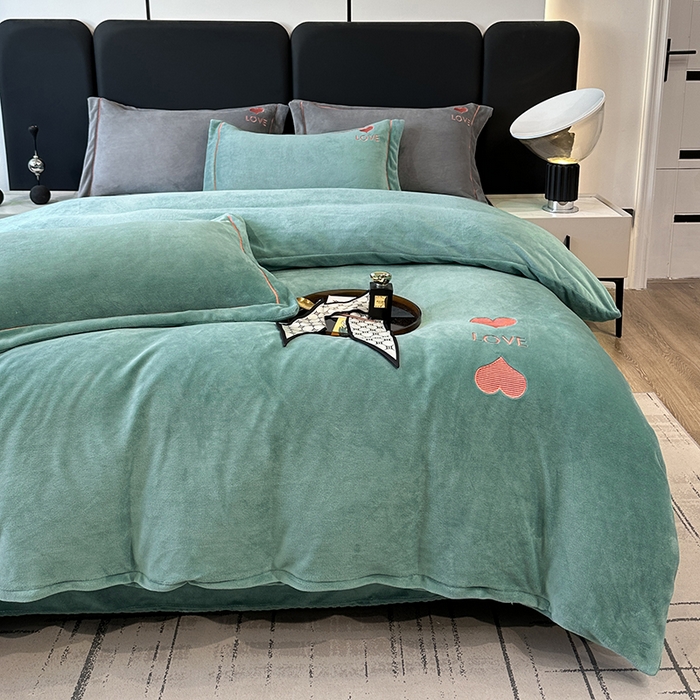 91家纺网 家纺一手货源 找家纺 宇彬家纺 2025新款母婴级牛奶绒婴儿绒刺绣四件套 爱心-炫彩绿