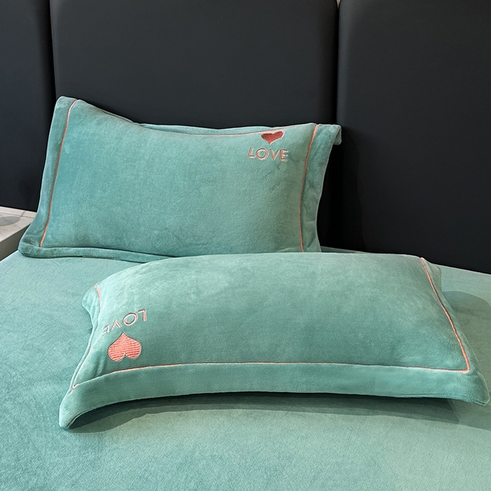 91家纺网 家纺一手货源 找家纺 宇彬家纺 2025新款母婴级牛奶绒婴儿绒刺绣四件套 爱心-炫彩绿