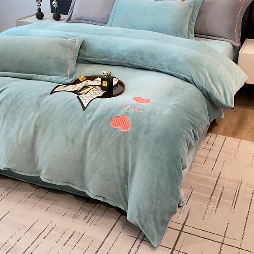 91家纺网 家纺一手货源 找家纺 宇彬家纺 2025新款母婴级牛奶绒婴儿绒刺绣四件套 爱心-炫彩绿