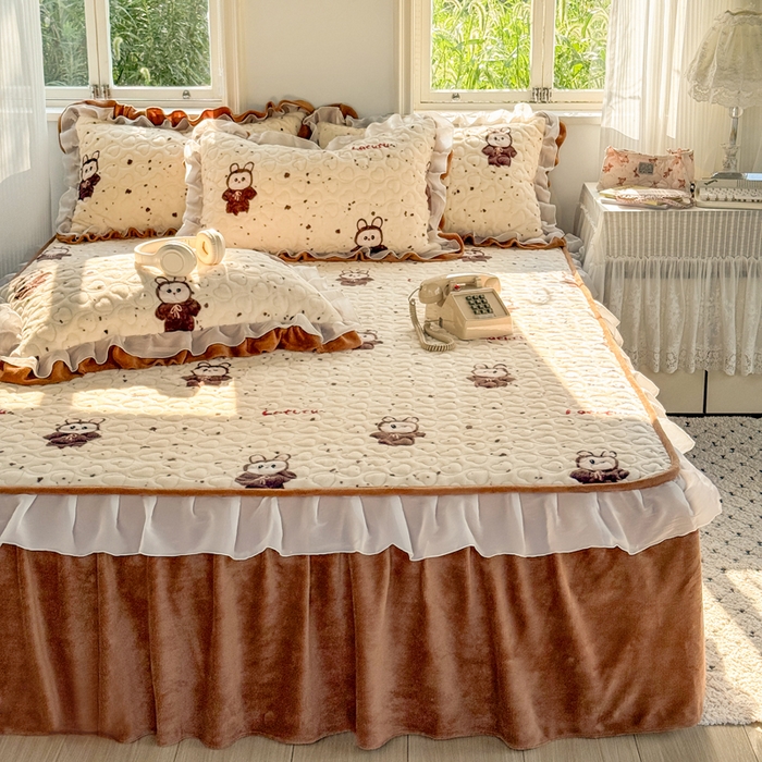 91家纺网 家纺一手货源 找家纺 禧缘家纺（原梦想家） 2025新款夹棉双层花边牛奶绒床笠三件套系列 布布乐园