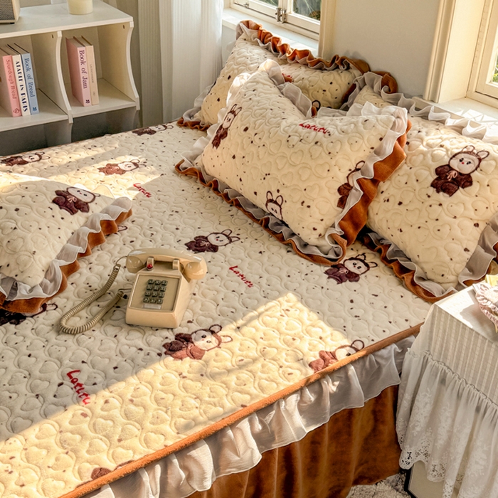 91家纺网 家纺一手货源 找家纺 禧缘家纺（原梦想家） 2025新款夹棉双层花边牛奶绒床笠三件套系列 布布乐园