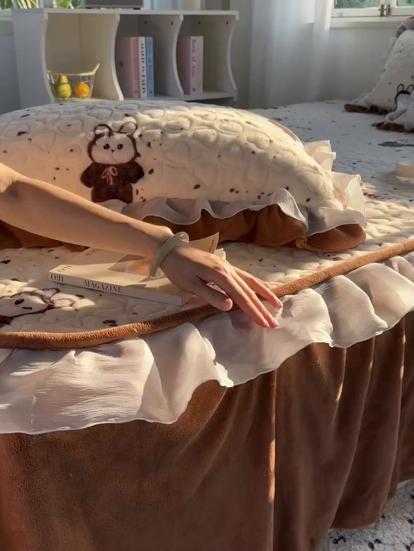 91家纺网 家纺一手货源 找家纺 禧缘家纺（原梦想家） 2025新款夹棉双层花边牛奶绒床笠三件套系列 布布乐园