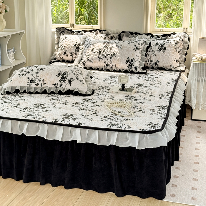 91家纺网 家纺一手货源 找家纺 禧缘家纺（原梦想家） 2025新款夹棉双层花边牛奶绒床笠三件套系列 步步生花