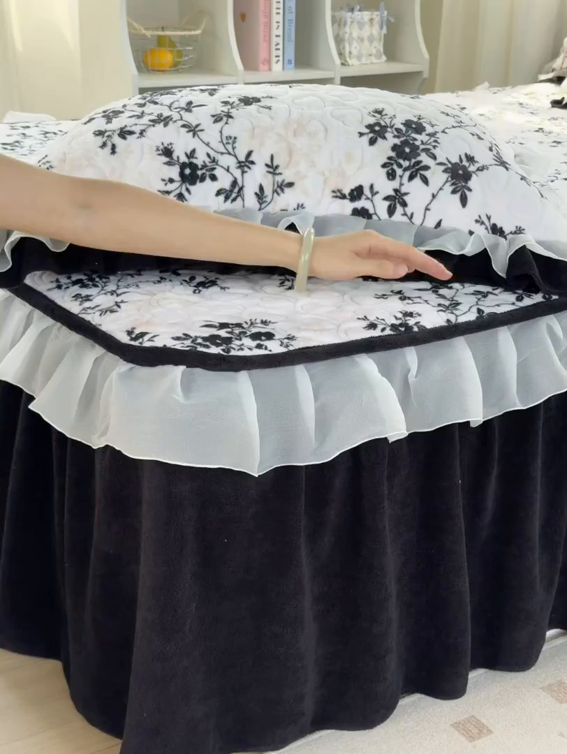 91家纺网 家纺一手货源 找家纺 禧缘家纺（原梦想家） 2025新款夹棉双层花边牛奶绒床笠三件套系列 步步生花