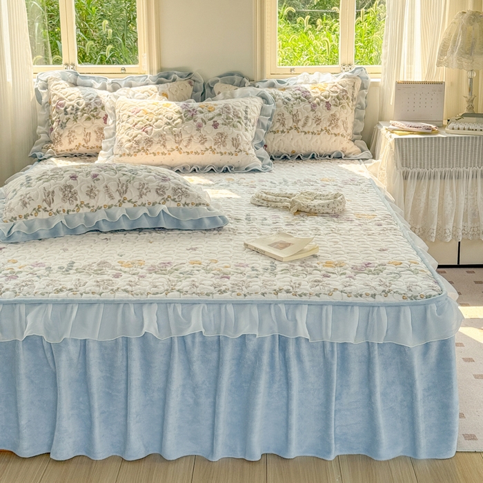 91家纺网 家纺一手货源 找家纺 禧缘家纺（原梦想家） 2025新款夹棉双层花边牛奶绒床笠三件套系列 蓝铃风语