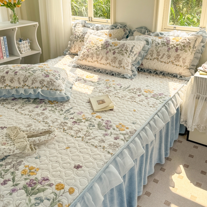 91家纺网 家纺一手货源 找家纺 禧缘家纺（原梦想家） 2025新款夹棉双层花边牛奶绒床笠三件套系列 蓝铃风语