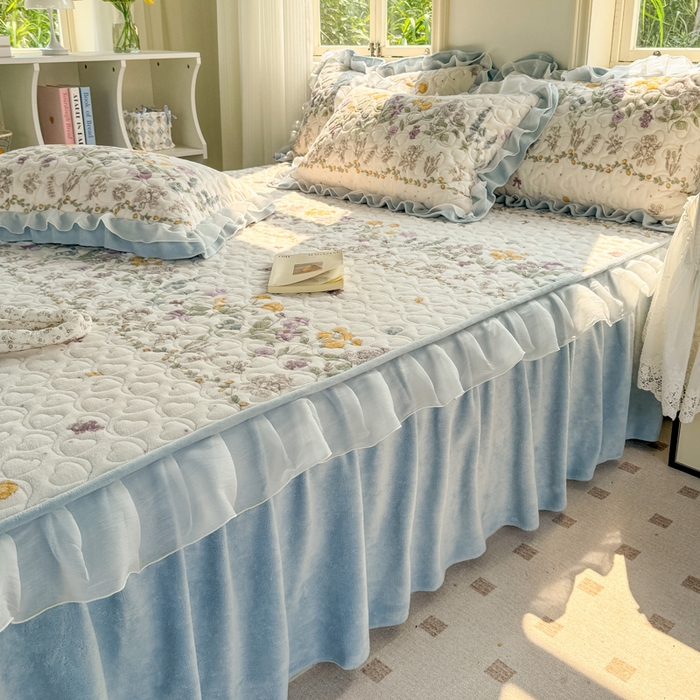 91家纺网 家纺一手货源 找家纺 禧缘家纺（原梦想家） 2025新款夹棉双层花边牛奶绒床笠三件套系列 蓝铃风语