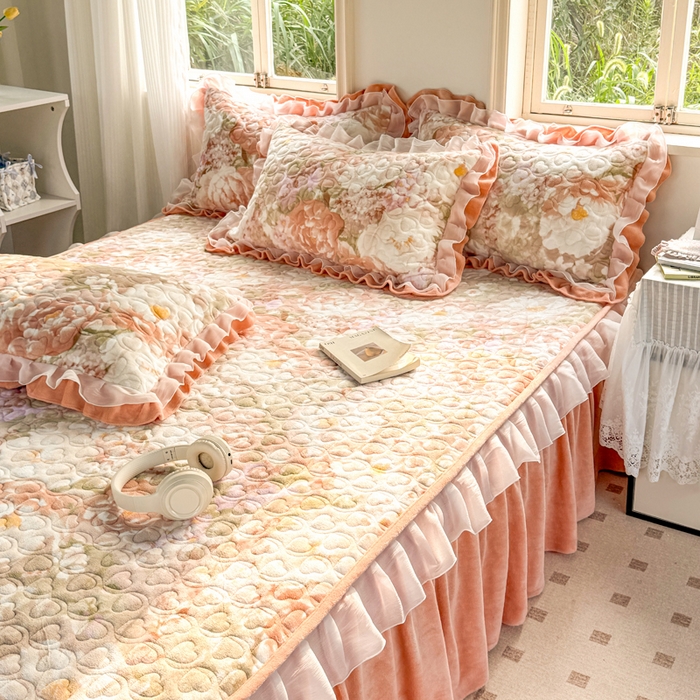 91家纺网 家纺一手货源 找家纺 禧缘家纺（原梦想家） 2025新款夹棉双层花边牛奶绒床笠三件套系列 浪漫花开