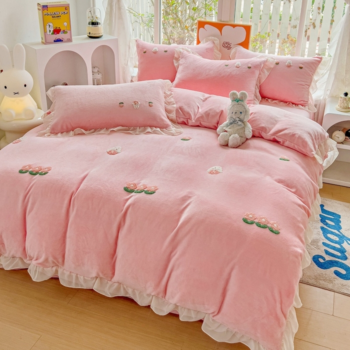 91家纺网 家纺一手货源 找家纺 （总）眷恋家纺 2025新款韩版毛巾绣小蕾丝荷叶边牛奶绒四件套迷你兔+樱桃兔系列