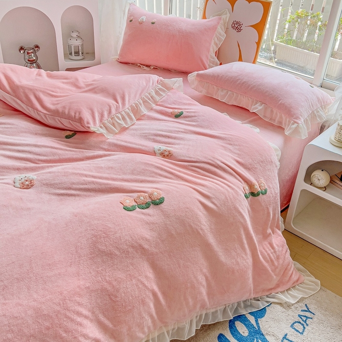 91家纺网 家纺一手货源 找家纺 （总）眷恋家纺 2025新款韩版毛巾绣小蕾丝荷叶边牛奶绒四件套迷你兔+樱桃兔系列