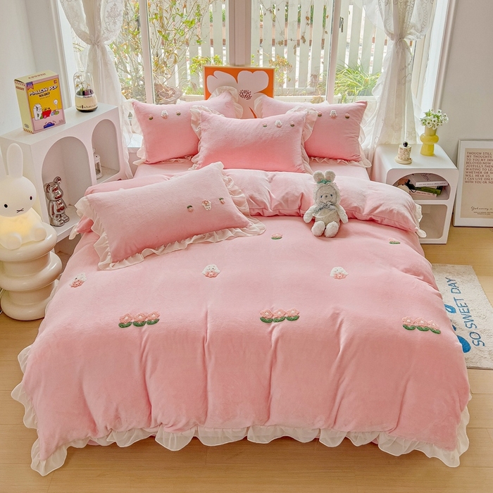 91家纺网 家纺一手货源 找家纺 （总）眷恋家纺 2025新款韩版毛巾绣小蕾丝荷叶边牛奶绒四件套迷你兔+樱桃兔系列