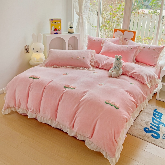 91家纺网 家纺一手货源 找家纺 （总）眷恋家纺 2025新款韩版毛巾绣小蕾丝荷叶边牛奶绒四件套迷你兔+樱桃兔系列