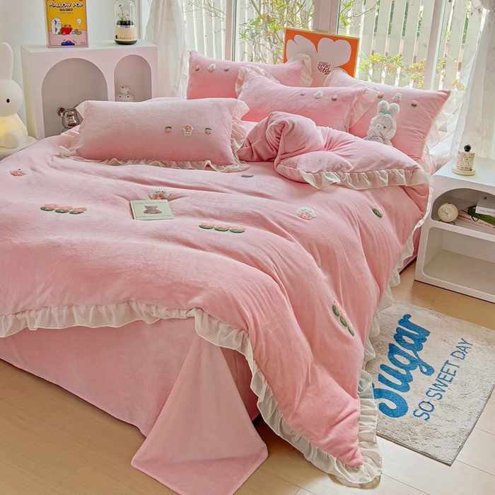 91家纺网 家纺一手货源 找家纺 （总）眷恋家纺 2025新款韩版毛巾绣小蕾丝荷叶边牛奶绒四件套迷你兔+樱桃兔系列