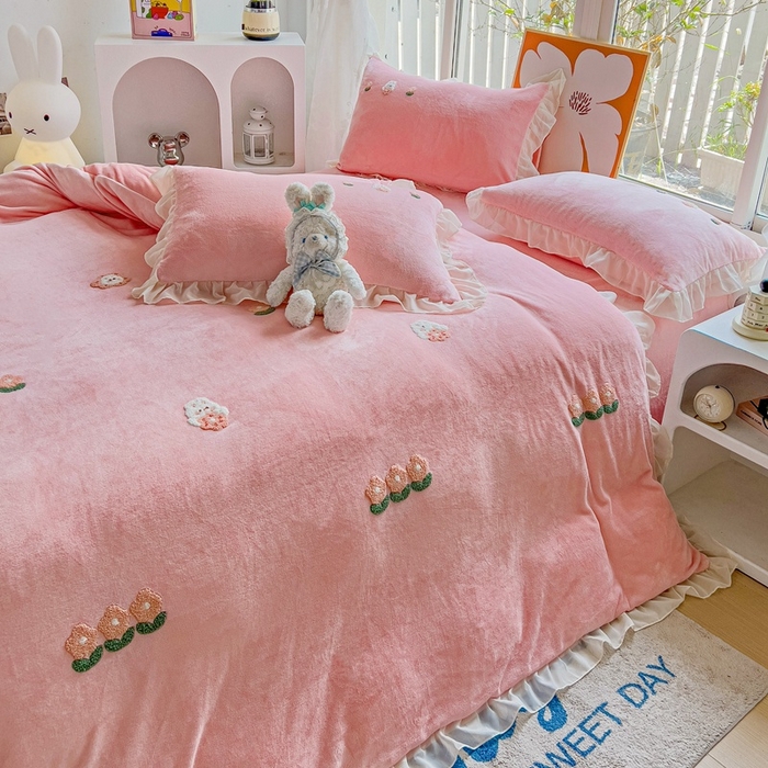 91家纺网 家纺一手货源 找家纺 （总）眷恋家纺 2025新款韩版毛巾绣小蕾丝荷叶边牛奶绒四件套迷你兔+樱桃兔系列