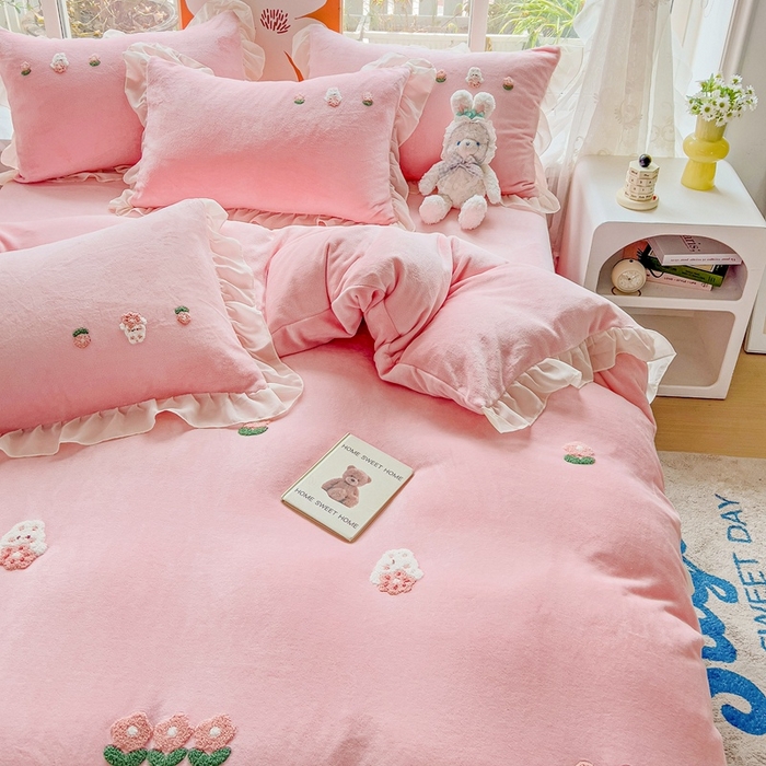 91家纺网 家纺一手货源 找家纺 （总）眷恋家纺 2025新款韩版毛巾绣小蕾丝荷叶边牛奶绒四件套迷你兔+樱桃兔系列