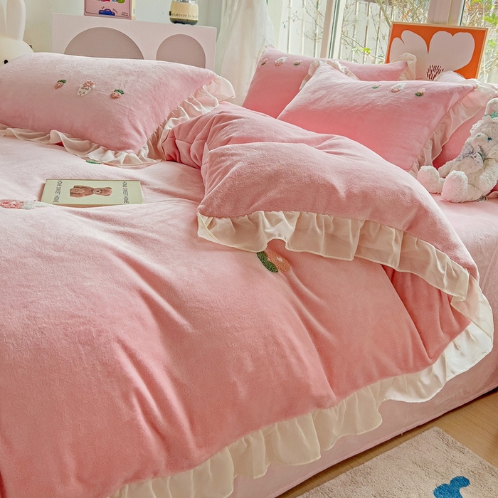 91家纺网 家纺一手货源 找家纺 （总）眷恋家纺 2025新款韩版毛巾绣小蕾丝荷叶边牛奶绒四件套迷你兔+樱桃兔系列