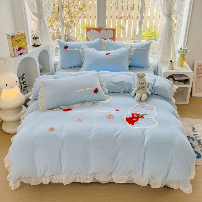 91家纺网 家纺一手货源 找家纺 眷恋家纺 2025新款韩版毛巾绣小蕾丝荷叶边牛奶绒四件套迷你兔+樱桃兔系列 樱桃兔-浅蓝