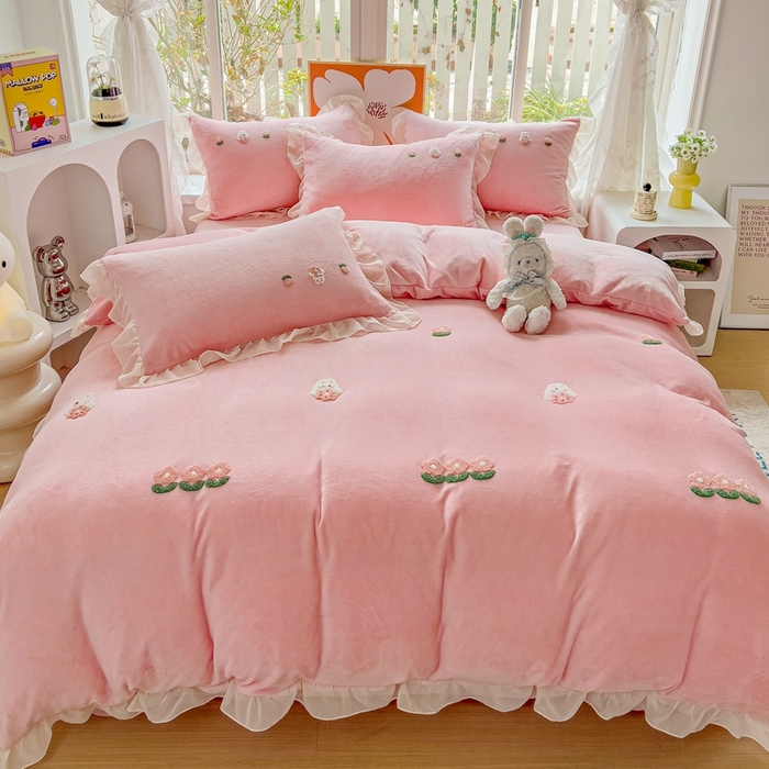 91家纺网 家纺一手货源 找家纺 眷恋家纺 2025新款韩版毛巾绣小蕾丝荷叶边牛奶绒四件套迷你兔+樱桃兔系列 迷你兔-浅粉