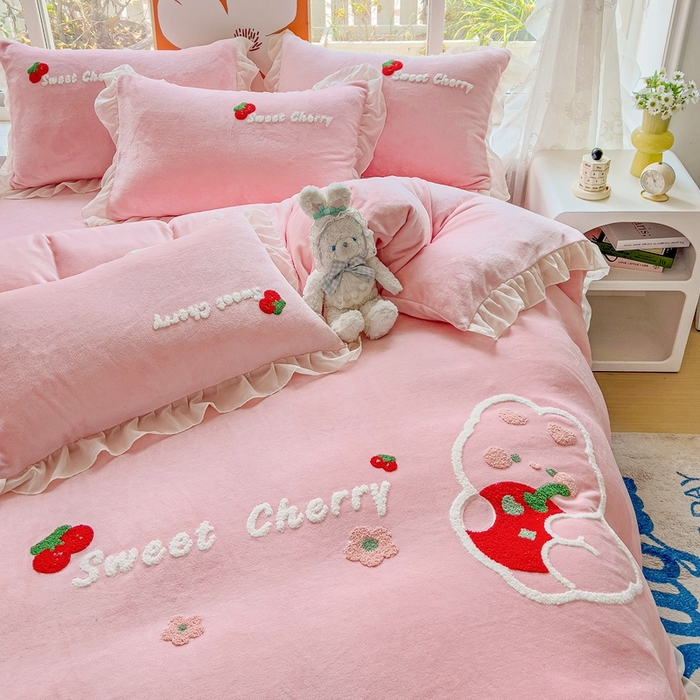 91家纺网 家纺一手货源 找家纺 眷恋家纺 2025新款韩版毛巾绣小蕾丝荷叶边牛奶绒四件套迷你兔+樱桃兔系列 樱桃兔-浅粉