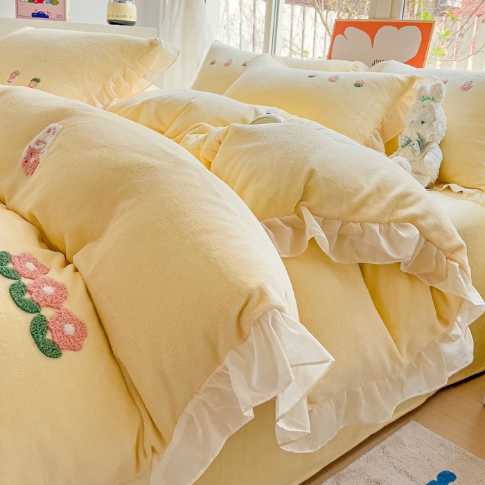 91家纺网 家纺一手货源 找家纺 眷恋家纺 2025新款韩版毛巾绣小蕾丝荷叶边牛奶绒四件套迷你兔+樱桃兔系列 迷你兔-浅黄