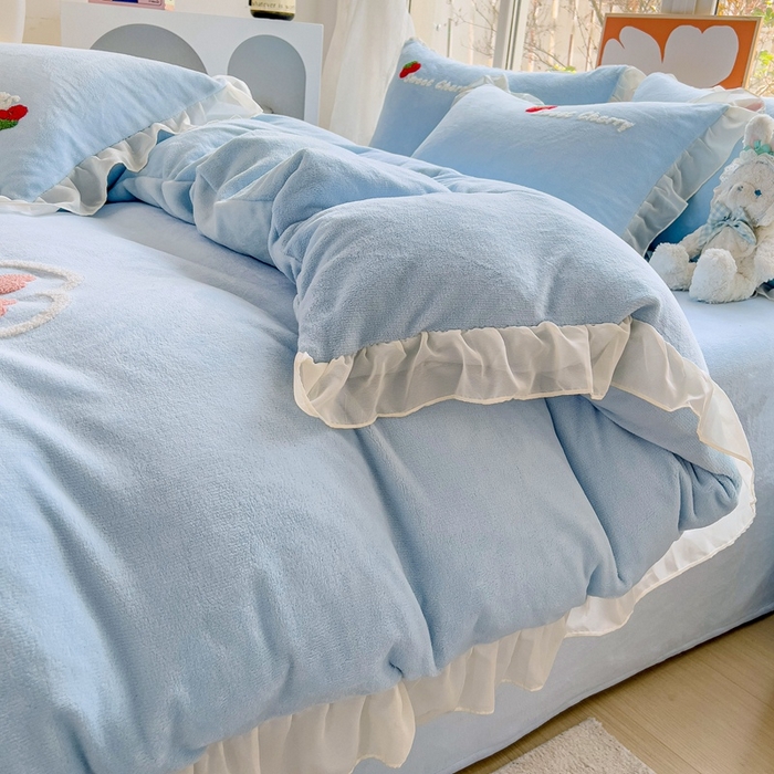 91家纺网 家纺一手货源 找家纺 眷恋家纺 2025新款韩版毛巾绣小蕾丝荷叶边牛奶绒四件套迷你兔+樱桃兔系列 樱桃兔-浅蓝