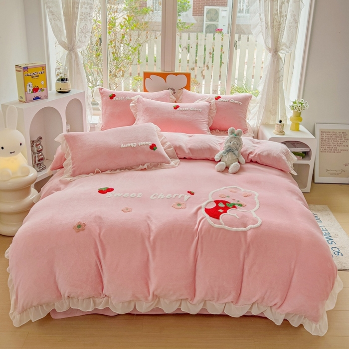 91家纺网 家纺一手货源 找家纺 眷恋家纺 2025新款韩版毛巾绣小蕾丝荷叶边牛奶绒四件套迷你兔+樱桃兔系列 樱桃兔-浅粉