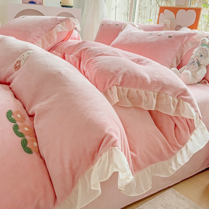 91家纺网 家纺一手货源 找家纺 眷恋家纺 2025新款韩版毛巾绣小蕾丝荷叶边牛奶绒四件套迷你兔+樱桃兔系列 迷你兔-浅粉