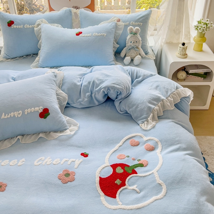 91家纺网 家纺一手货源 找家纺 眷恋家纺 2025新款韩版毛巾绣小蕾丝荷叶边牛奶绒四件套迷你兔+樱桃兔系列 樱桃兔-浅蓝