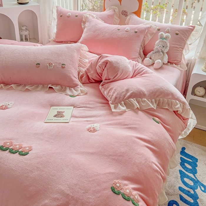 91家纺网 家纺一手货源 找家纺 眷恋家纺 2025新款韩版毛巾绣小蕾丝荷叶边牛奶绒四件套迷你兔+樱桃兔系列 迷你兔-浅粉