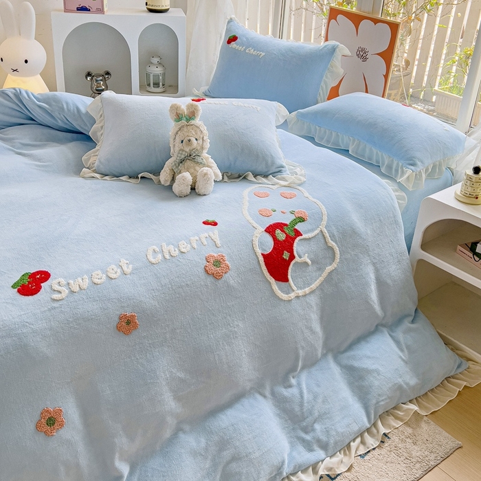 91家纺网 家纺一手货源 找家纺 眷恋家纺 2025新款韩版毛巾绣小蕾丝荷叶边牛奶绒四件套迷你兔+樱桃兔系列 樱桃兔-浅蓝
