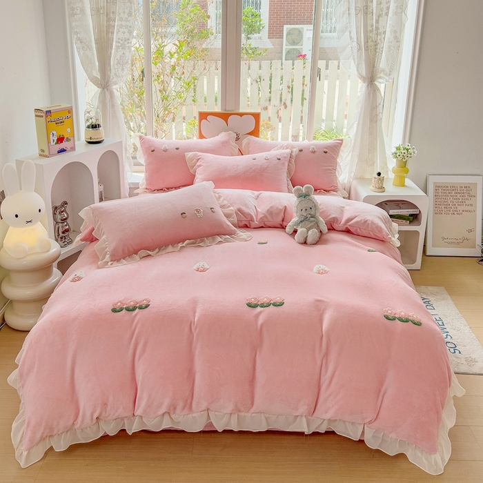 91家纺网 家纺一手货源 找家纺 眷恋家纺 2025新款韩版毛巾绣小蕾丝荷叶边牛奶绒四件套迷你兔+樱桃兔系列 迷你兔-浅粉