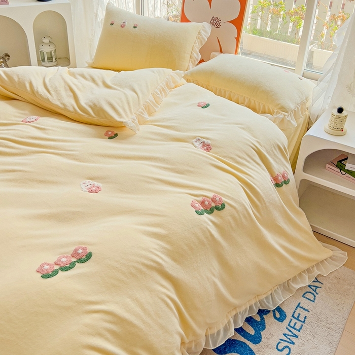 91家纺网 家纺一手货源 找家纺 眷恋家纺 2025新款韩版毛巾绣小蕾丝荷叶边牛奶绒四件套迷你兔+樱桃兔系列 迷你兔-浅黄