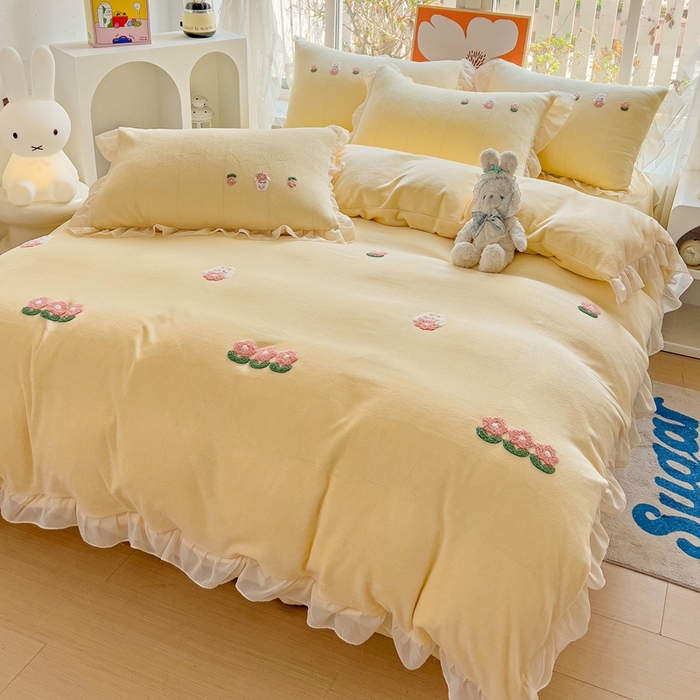 91家纺网 家纺一手货源 找家纺 眷恋家纺 2025新款韩版毛巾绣小蕾丝荷叶边牛奶绒四件套迷你兔+樱桃兔系列 迷你兔-浅黄