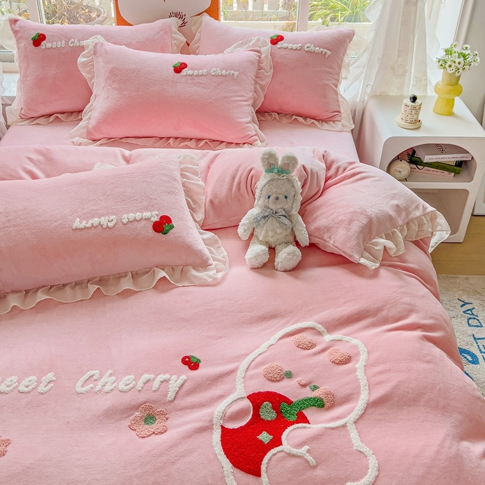91家纺网 家纺一手货源 找家纺 眷恋家纺 2025新款韩版毛巾绣小蕾丝荷叶边牛奶绒四件套迷你兔+樱桃兔系列 樱桃兔-浅粉