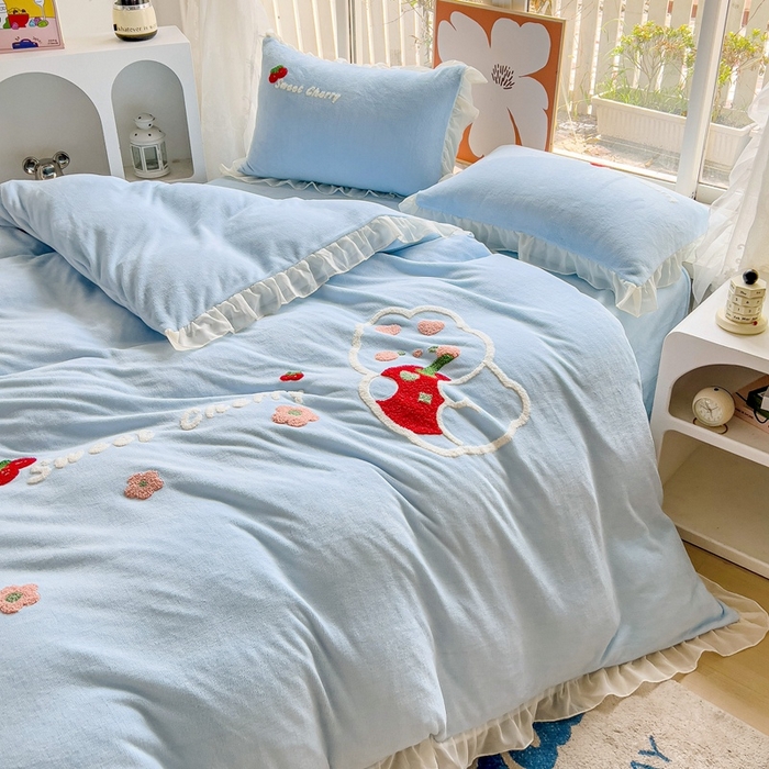 91家纺网 家纺一手货源 找家纺 眷恋家纺 2025新款韩版毛巾绣小蕾丝荷叶边牛奶绒四件套迷你兔+樱桃兔系列 樱桃兔-浅蓝