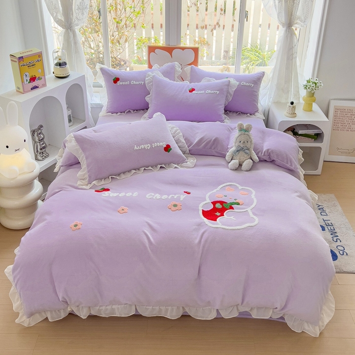 91家纺网 家纺一手货源 找家纺 眷恋家纺 2025新款韩版毛巾绣小蕾丝荷叶边牛奶绒四件套迷你兔+樱桃兔系列 樱桃兔-浅紫