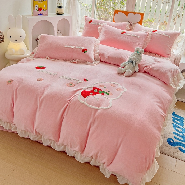 91家纺网 家纺一手货源 找家纺 眷恋家纺 2025新款韩版毛巾绣小蕾丝荷叶边牛奶绒四件套迷你兔+樱桃兔系列 樱桃兔-浅粉