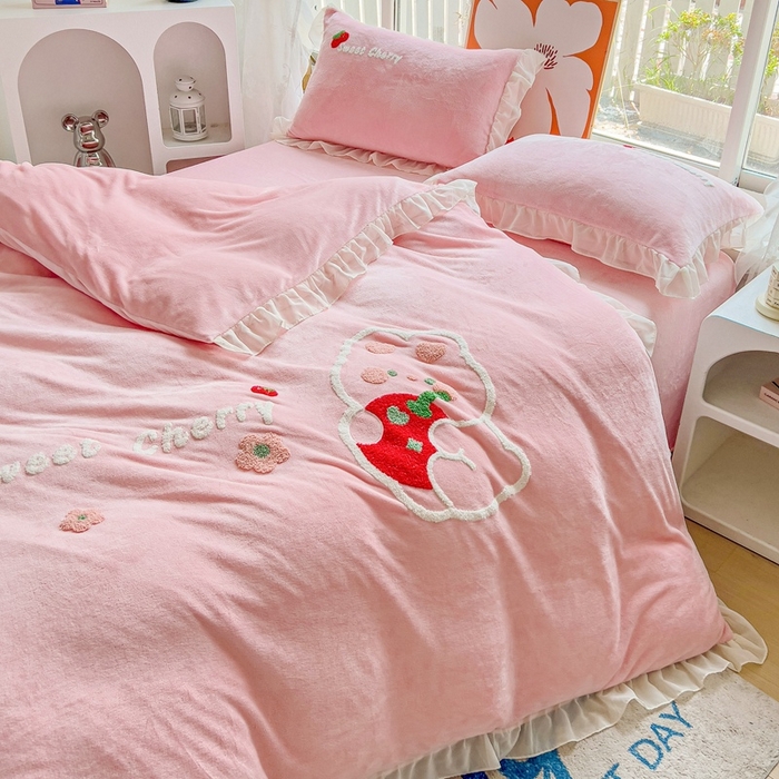 91家纺网 家纺一手货源 找家纺 眷恋家纺 2025新款韩版毛巾绣小蕾丝荷叶边牛奶绒四件套迷你兔+樱桃兔系列 樱桃兔-浅粉