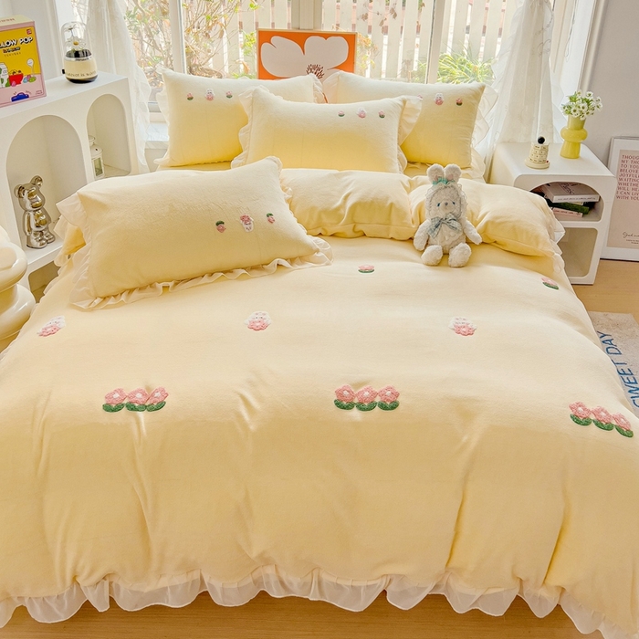 91家纺网 家纺一手货源 找家纺 眷恋家纺 2025新款韩版毛巾绣小蕾丝荷叶边牛奶绒四件套迷你兔+樱桃兔系列 迷你兔-浅黄