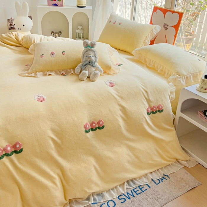 91家纺网 家纺一手货源 找家纺 眷恋家纺 2025新款韩版毛巾绣小蕾丝荷叶边牛奶绒四件套迷你兔+樱桃兔系列 迷你兔-浅黄