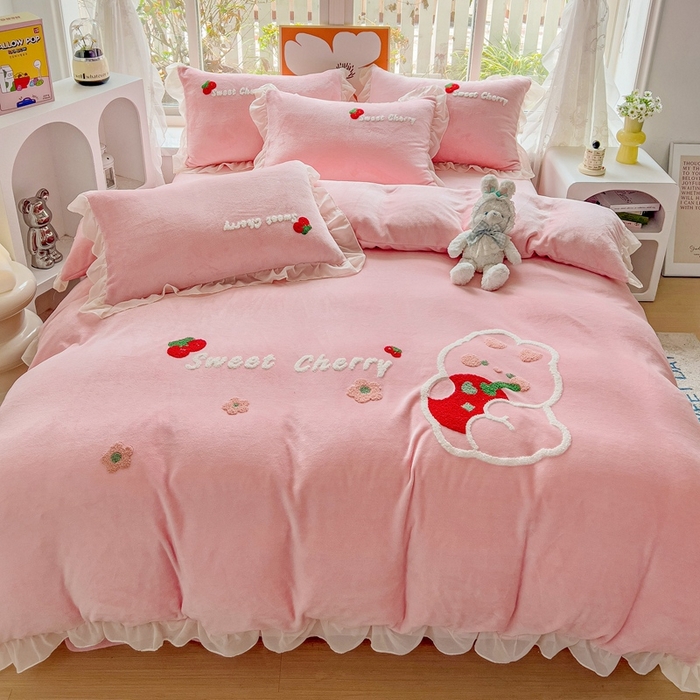 91家纺网 家纺一手货源 找家纺 眷恋家纺 2025新款韩版毛巾绣小蕾丝荷叶边牛奶绒四件套迷你兔+樱桃兔系列 樱桃兔-浅粉