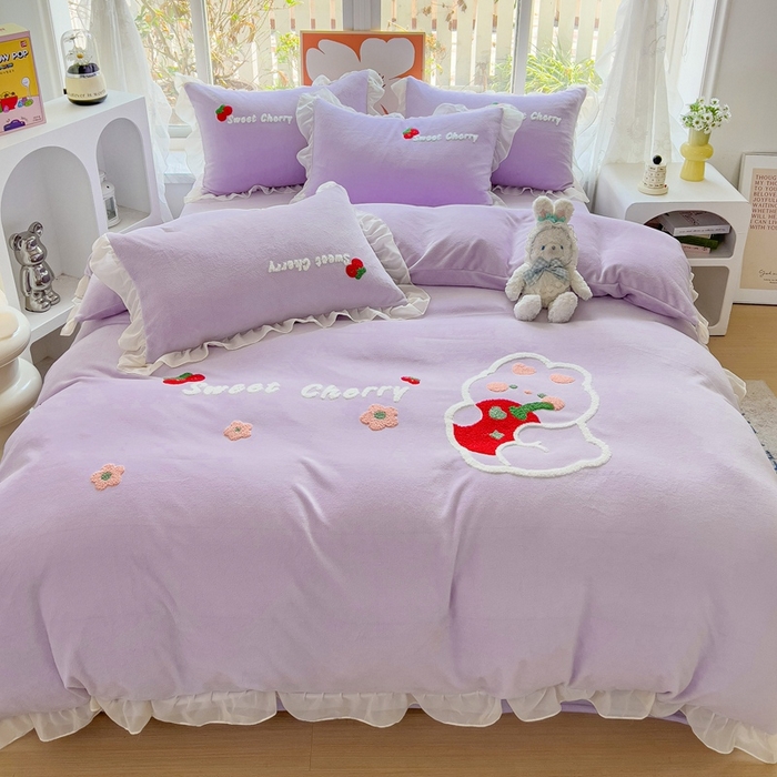91家纺网 家纺一手货源 找家纺 眷恋家纺 2025新款韩版毛巾绣小蕾丝荷叶边牛奶绒四件套迷你兔+樱桃兔系列 樱桃兔-浅紫