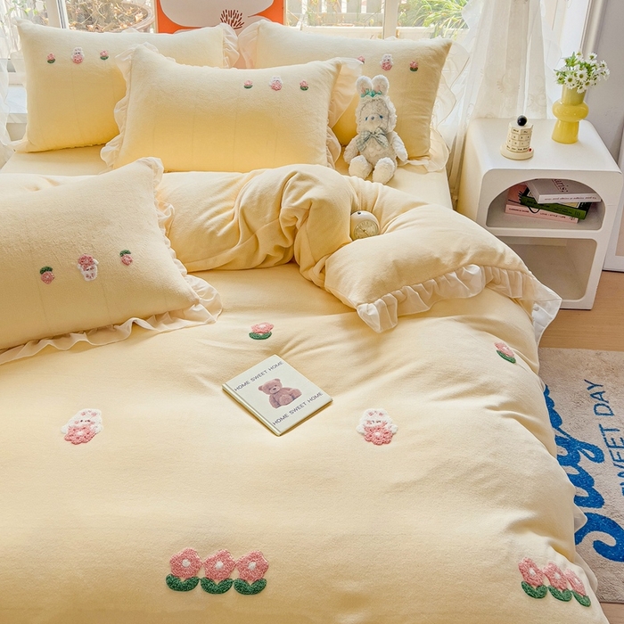 91家纺网 家纺一手货源 找家纺 眷恋家纺 2025新款韩版毛巾绣小蕾丝荷叶边牛奶绒四件套迷你兔+樱桃兔系列 迷你兔-浅黄