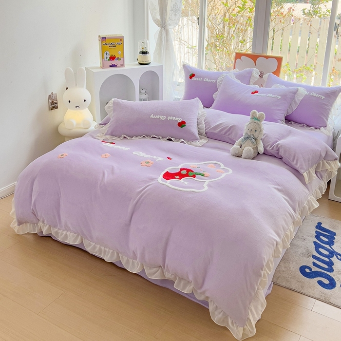 91家纺网 家纺一手货源 找家纺 眷恋家纺 2025新款韩版毛巾绣小蕾丝荷叶边牛奶绒四件套迷你兔+樱桃兔系列 樱桃兔-浅紫